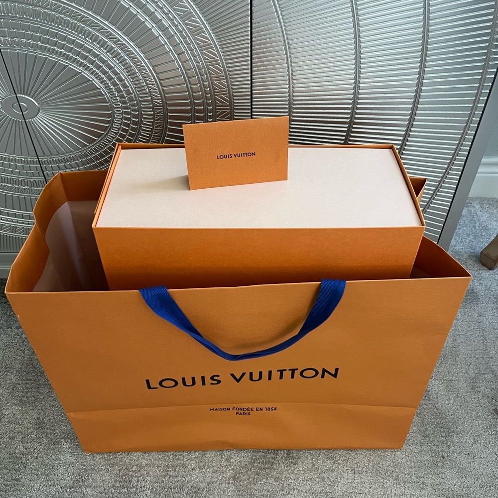 LV On The Go Large in excellent condition. Barely worn.